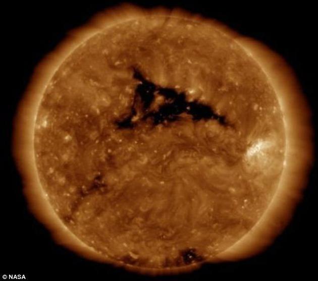 继上周日出现太阳耀斑之后，一场太阳风暴将于这两日袭击地球。图为太阳动力天文台卫星拍摄的照片。