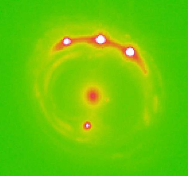 另外一张引力透镜系统RXJ1131-1231图像，中心可以看到前景星系，以及周围的四个背景类星体鬼影