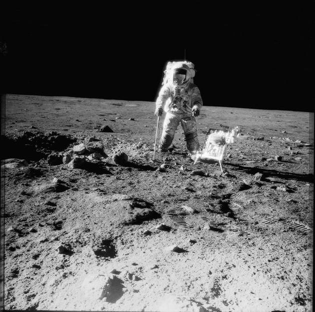 1969年11月，“阿波罗12号”宇航员登陆月球表面。