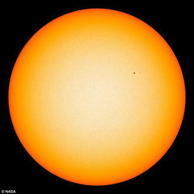 当太阳朝向太阳极小期过渡时，紫外线辐射显著减少，因此太阳亮度减弱，导致地球温度降低。