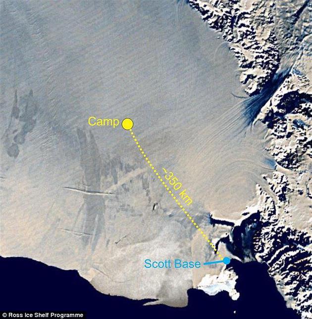 这支研究小组包括：热液钻井工人、冰川学家、生物学家、地震学家和海洋学家，他们在距离冰架前沿350公里处扎营，这是人造卫星拍摄的罗斯冰架宿营地。