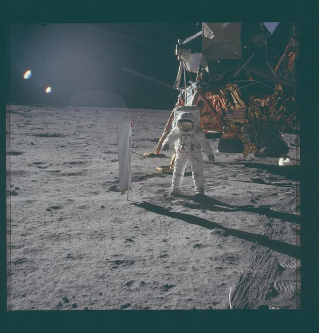 阿波罗11号任务在月球表面留下了不少物品。