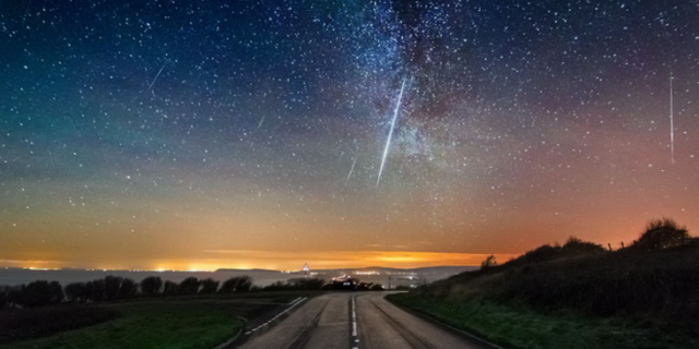 新浪科技三地直播最炫双子座流星雨 15秒内两颗流星