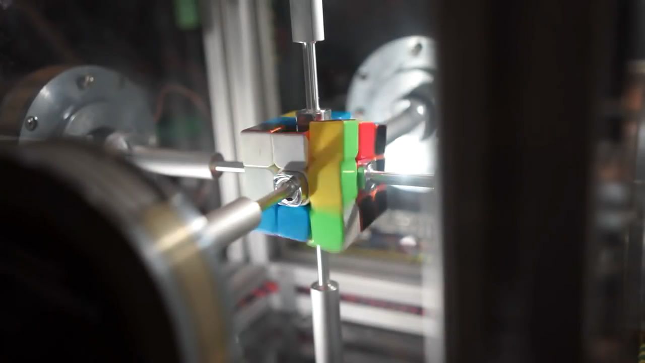 机器人0.38秒解开魔方