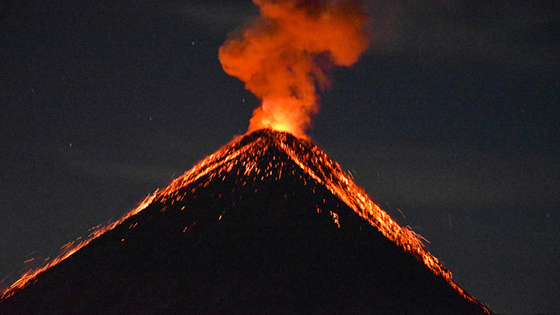 澳大利亚情侣冒死记录火山喷发震撼瞬间
