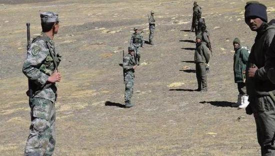 军媒披露中印边境冲突细节印军黑压压挤满河滩