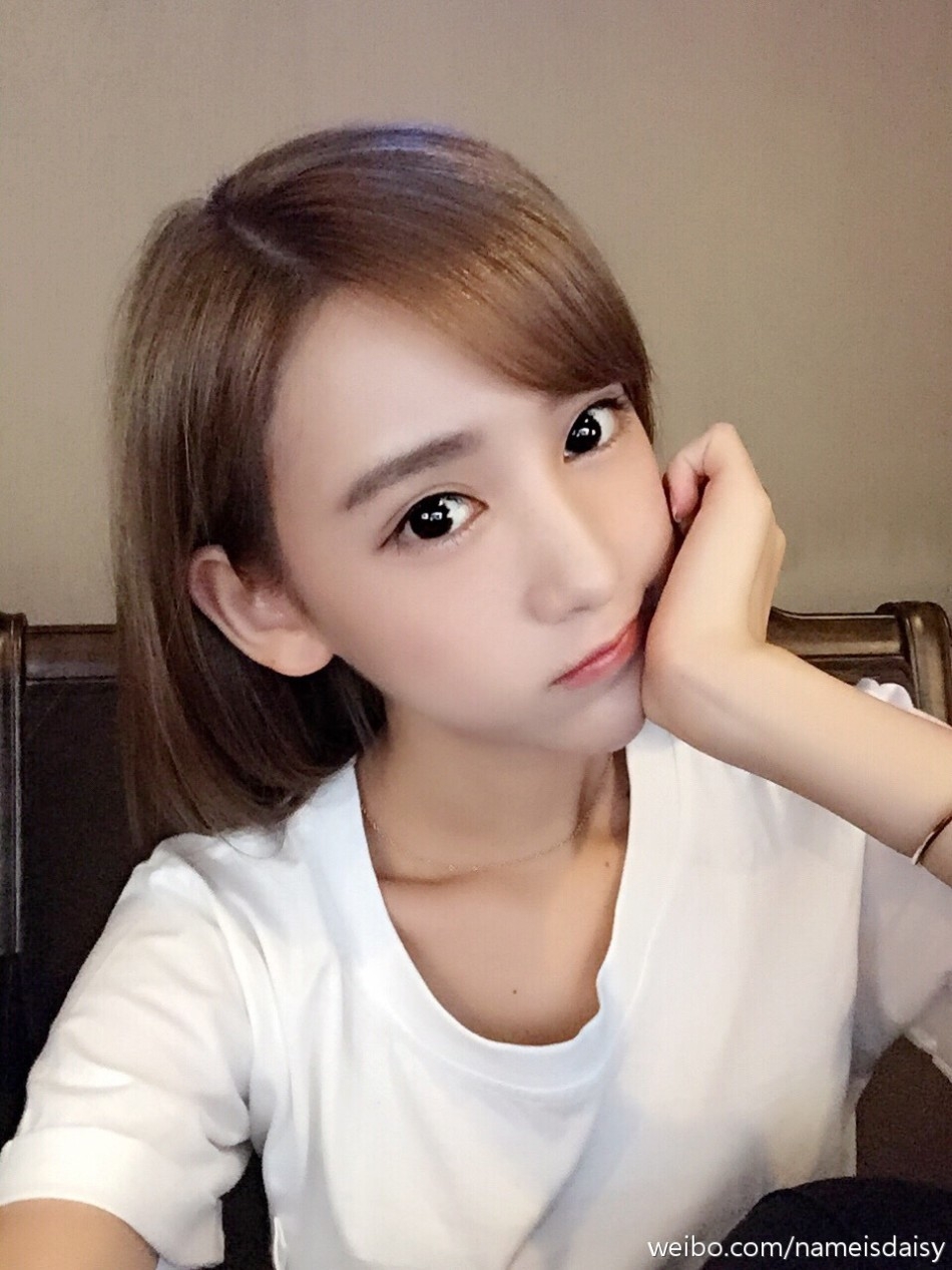 留澳女生李玉洁在网吧晒卖萌嘟嘴照