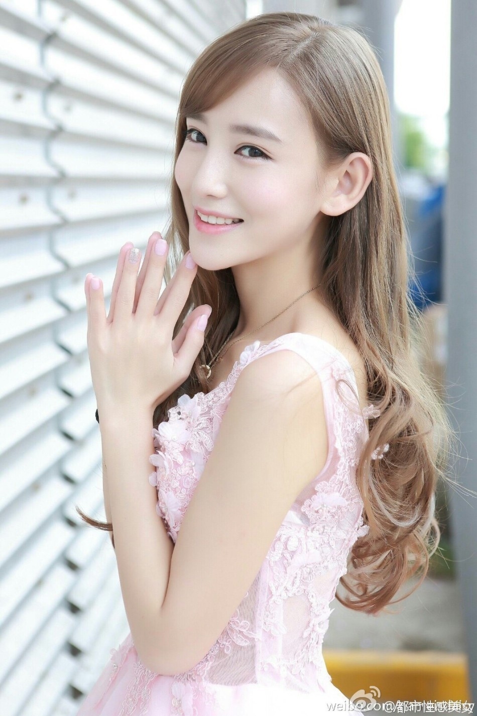 留澳女生李玉洁在网吧晒卖萌嘟嘴照