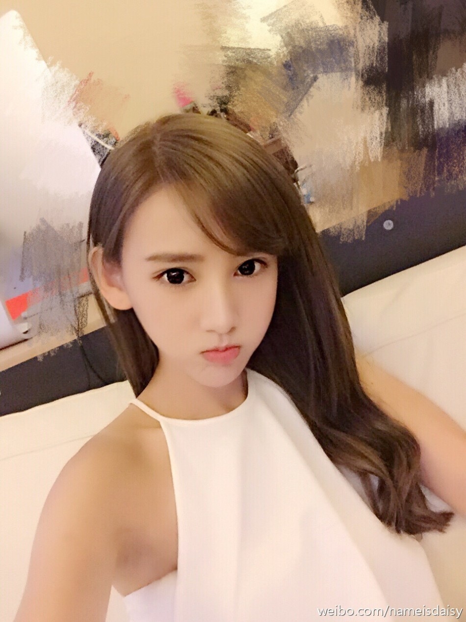 留澳女生李玉洁在网吧晒卖萌嘟嘴照