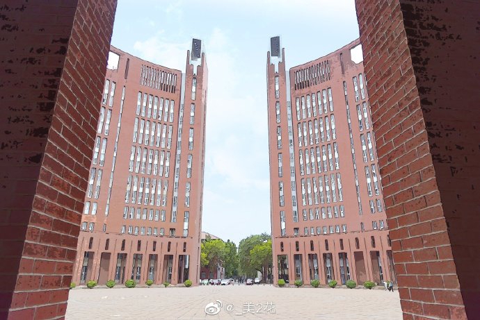 天津科技大学校内锦绣 尚德湖边赏工业艺术