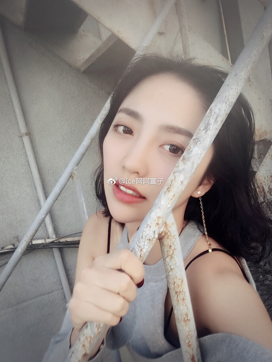 近日,北舞17级新生ice阿阿萱子晒夏日生活写真.