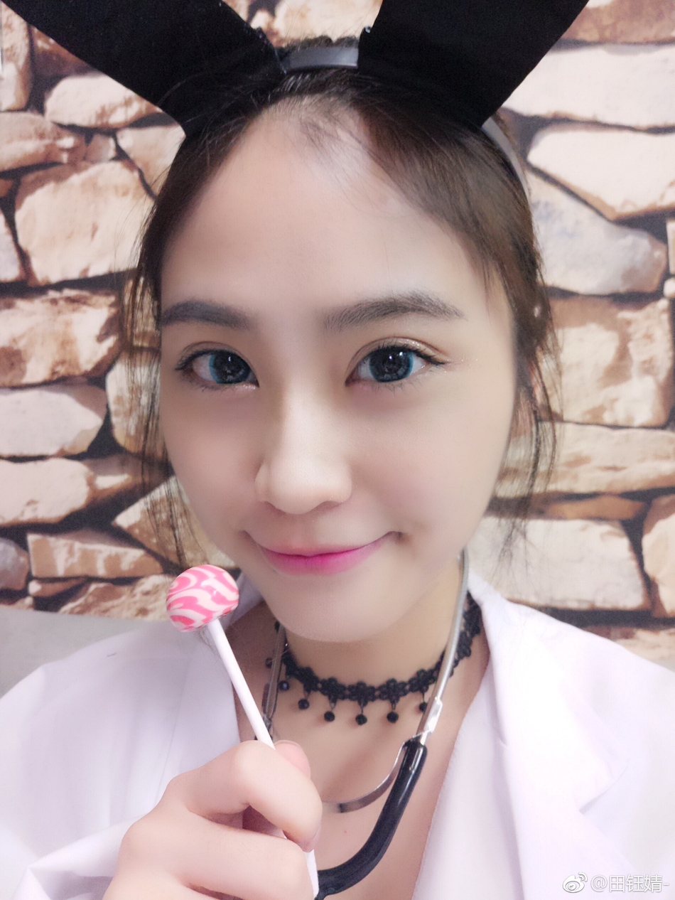 1 / 26 近日,河南财大校花田钰婧-微博晒唯美写真.