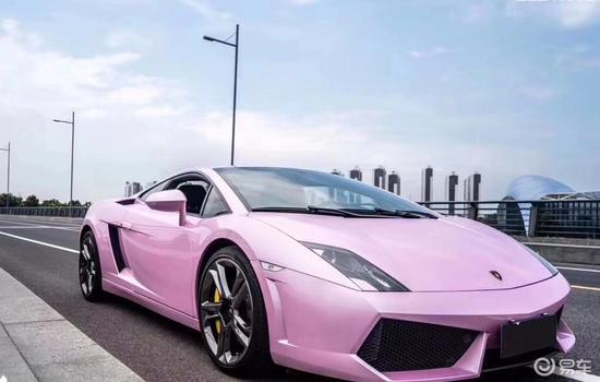 粉色的小牛 兰博基尼huracan迷人少女
