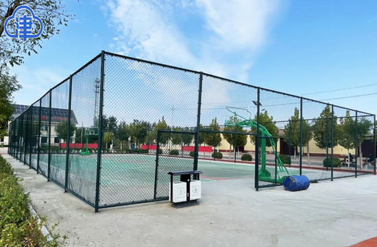 村委会和篮球场