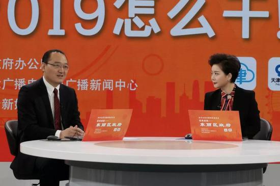 东丽区区长孔德昌接受天津广播电视台广播新闻中心主持人孙阳的裁访