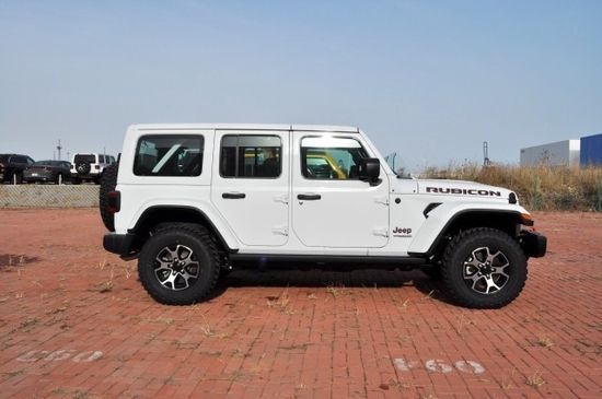 加版jeep牧马人罗宾汉非承载式车身这个硬派越野车的"标配"不出意料地
