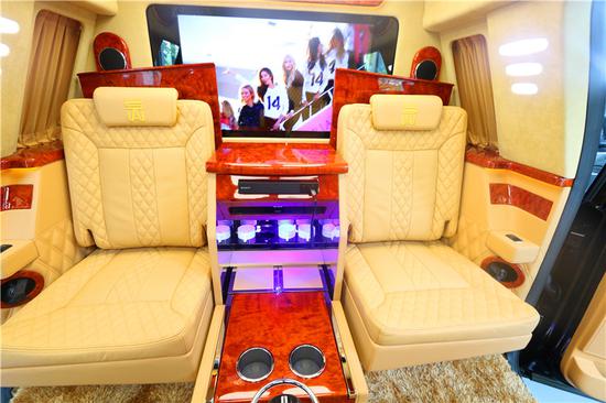 林肯领袖一号主座椅对面有两个反向座椅。