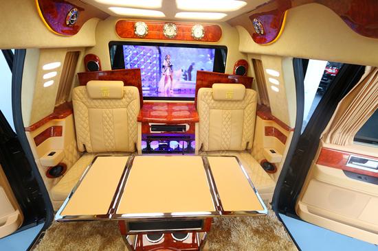 18款林肯超级领袖一号的地板是豪华游艇级别的柚木地板。