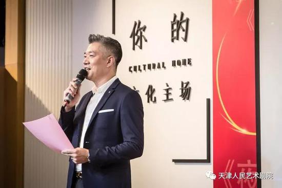 在院庆结束前,天津人民艺术剧院副院长李阳邀请在场观众一同高唱