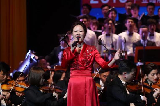 《爱的阳光》《光荣绽放》演唱:李畇慧