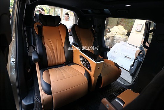 路虎卫士改装航空座椅卫士专业改装后排