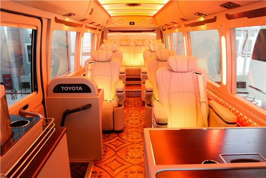 丰田考斯特9座白金版高端豪华商务车