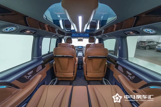 ▲三排沙发座椅、豪华扶手，超大腿部间距