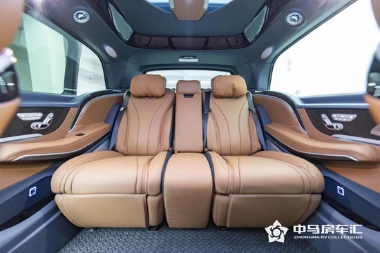 ▲三排沙发座椅、豪华扶手，超大腿部间距