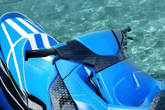 迈莎锐发布新款bluemarlin全碳摩托艇