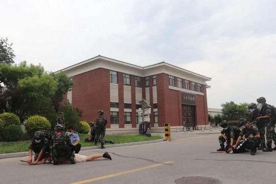 加强与武警联动,对围墙,电网,执勤岗楼等设施开展联合检查.