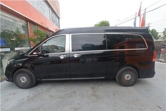 不过在外观方面做了新的调整奔驰v级迈巴赫vs980商务车端庄大气的进气