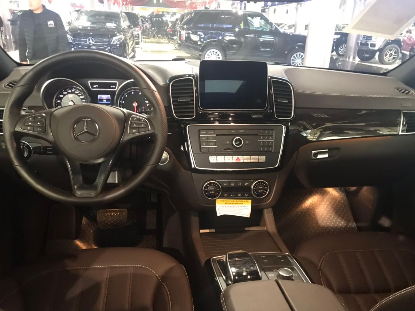 18款加版奔驰gls450中控由大量皮质与木纹包覆,做工精细,凸显豪华感