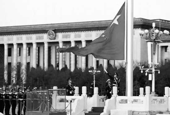 升旗手始终保持向国旗敬礼的姿势,下半旗仪式随即开始,国旗缓缓降至