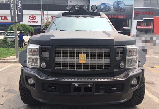 大面积镀铬中网,中央镶嵌金光闪闪的乔治巴顿标志,下方为两个实用的