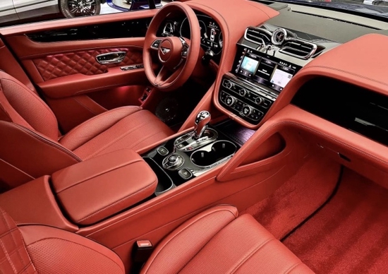 方案d,选配:全红内饰,特别定制金属漆外观,首发限量包(宾利动态驾驶