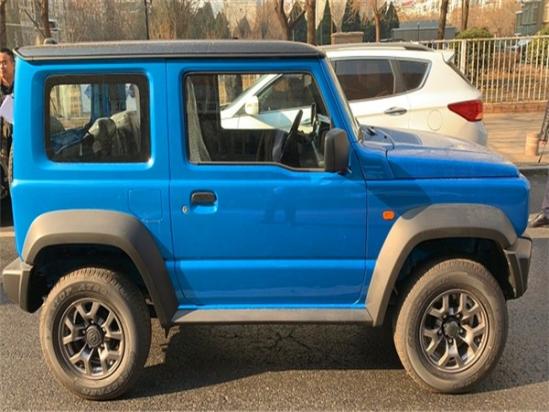 19款铃木吉姆尼15l自动两门四座逆袭