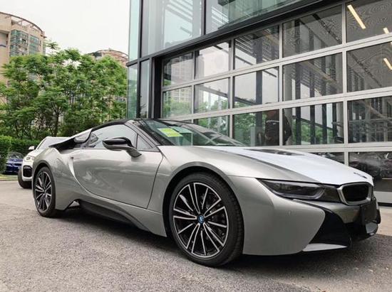 20款宝马i8敞篷版报价 跑车层次鲜明美感