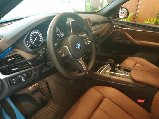 内饰方面:18款宝马x5通过中央控制器和控制显示屏,直观简洁地控制各种