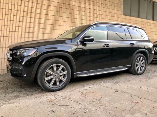 2020款奔驰gls450依旧采用双幅式横杠中网,双鹰眼式氙气大灯设计使得