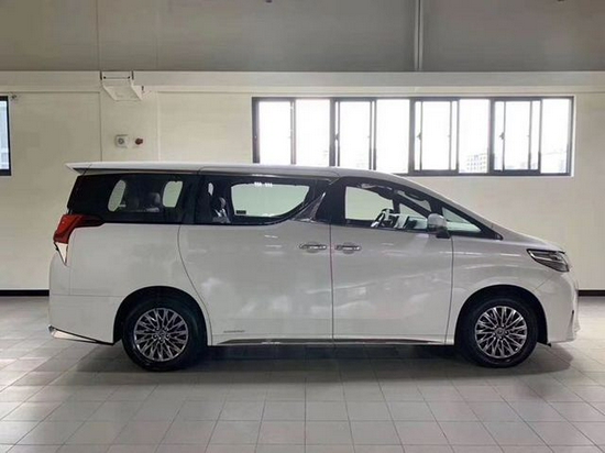 雷克萨斯lm300车头部分是雷克萨斯lx 570最为引人瞩目的地方,这一次