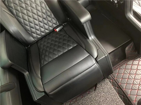 　　尼桑途乐改装航空座椅效果图