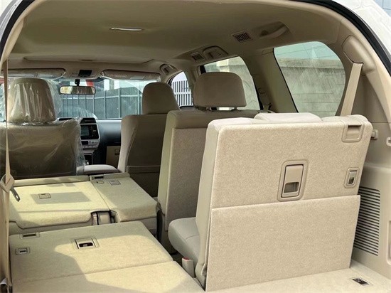 中东版丰田霸道4000虽然采用7人座的设计,但一样拥有宽敞的后排空间