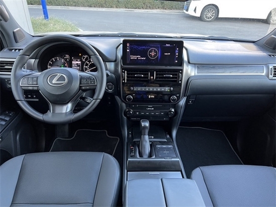 雷克萨斯gx460的内饰十分的奢华,皮革材质裱起来的木质仪表盘是内饰的