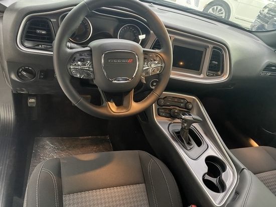 道奇挑战者的内饰变化不大,新车采用了新的srt专属方向盘,中控面板的