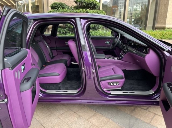 内饰由2000名工人,经过60双手,花费至少20天打造.