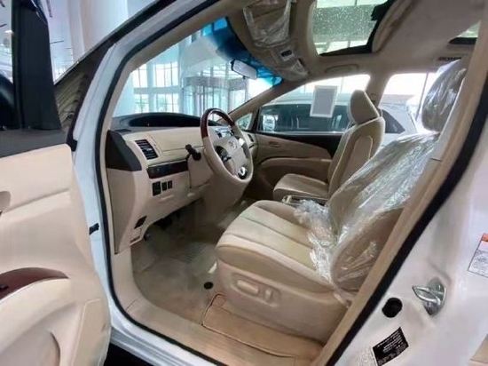 丰田普瑞维亚宽敞的空间可谓同级别中的极制,拥有大型天窗,定速巡航