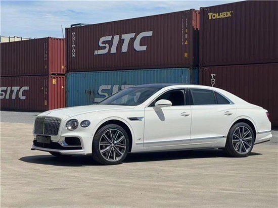 2021款宾利飞驰v8白色车漆显英伦与典雅