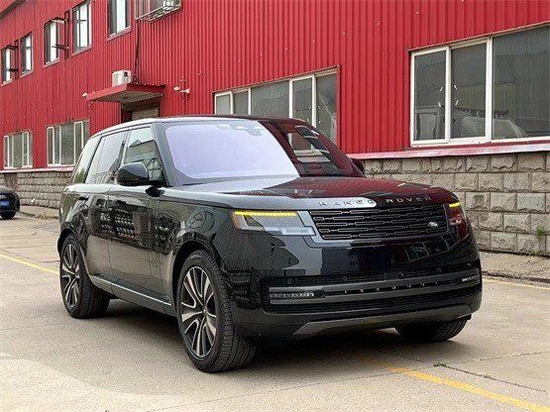 的车身造型,侧面标志性的鲨鱼腮,让这部车霸气感十足 新款揽胜行政3