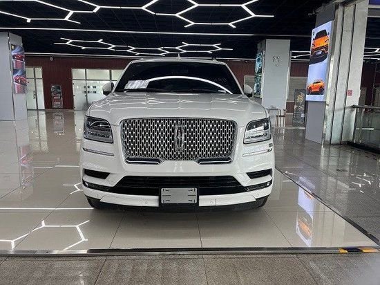 作为林肯的旗舰suv,长轴版车型在标轴车型的基础上针对轴距和车身进行