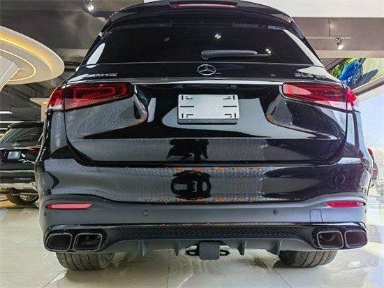 带a字型翼板,大尺寸进气口,乃至amg前裙板,amg的鲜明设计令amg gls 63